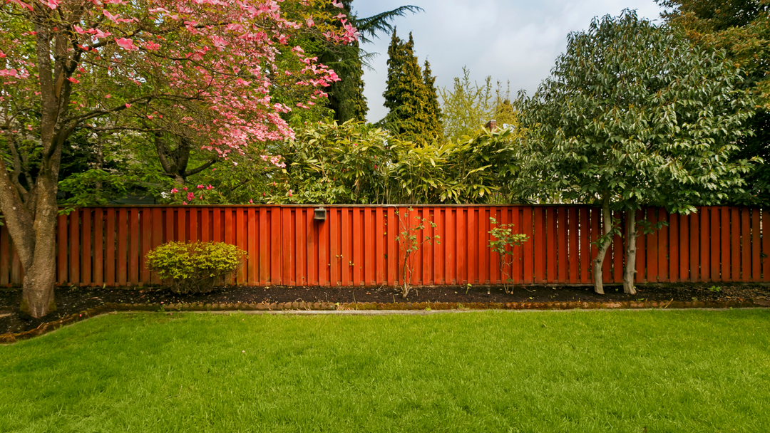 What Time of Year Is the Best Time to Replace a Yard Fence?